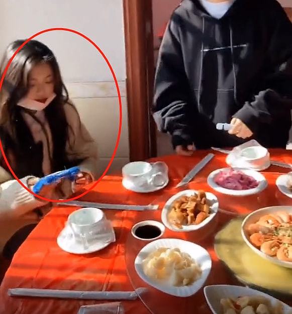 23岁女星杨超越回村里吃席，一头长发显凌乱，坐角落玩手机无人理（组图） - 3