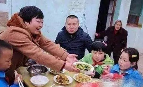 23岁女星杨超越回村里吃席，一头长发显凌乱，坐角落玩手机无人理（组图） - 7