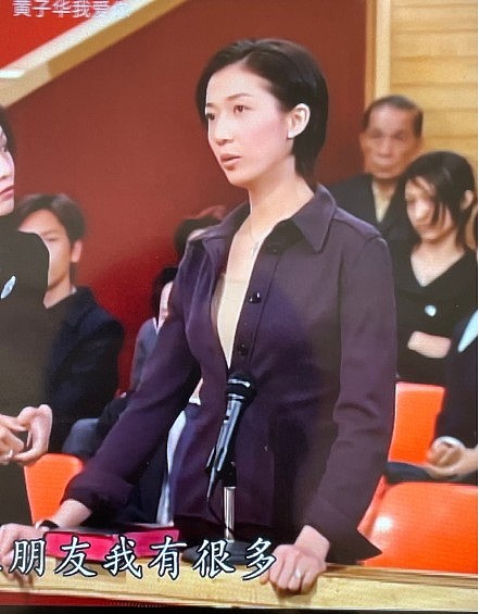 吴绮莉又美回来了，穿简约长裙自信露面，气质不像快50岁的女人