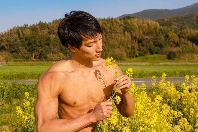 日本一间健身房公司制作肌肉男图库，内容为身材精壮男子在各种主题下的照片示意图。（取材自免费图库「マッスルプラス」）