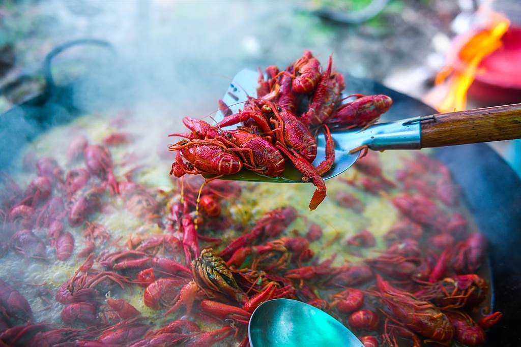 俗称「小龙虾」的蛰虾原产于墨西哥北部与美国东南部，或称美国螯虾，其大小外型跟泰国大头虾差不多，用重口味的咸、麻、辣调料烹饪来压住它的腥味。 （图／新华社）