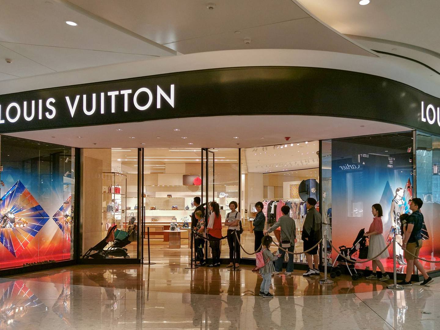 购买奢侈品在部分中国人看来是展现经济实力的重要标志。 （VCG）