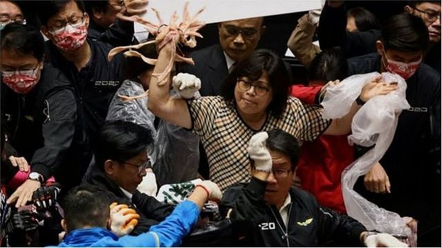 台湾立法院爆发推挤冲突并非什么新鲜事（Credit: Reuters）