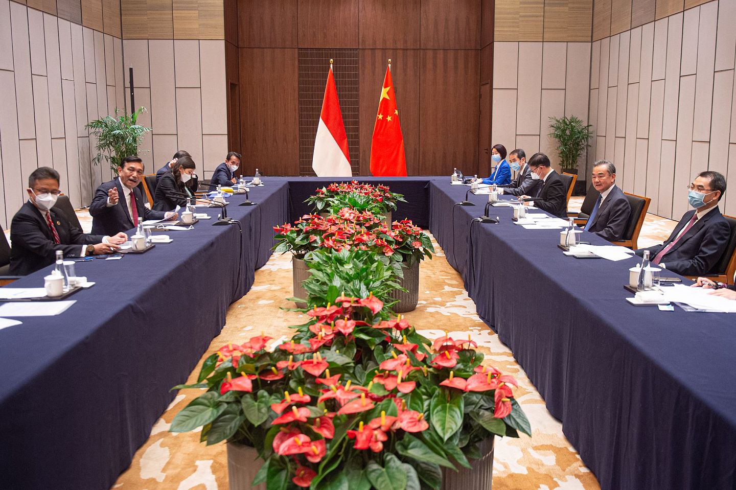 图为12月5日，王毅于浙江安吉与印尼对华合作统筹部长卢胡特举行会谈。（新华社）
