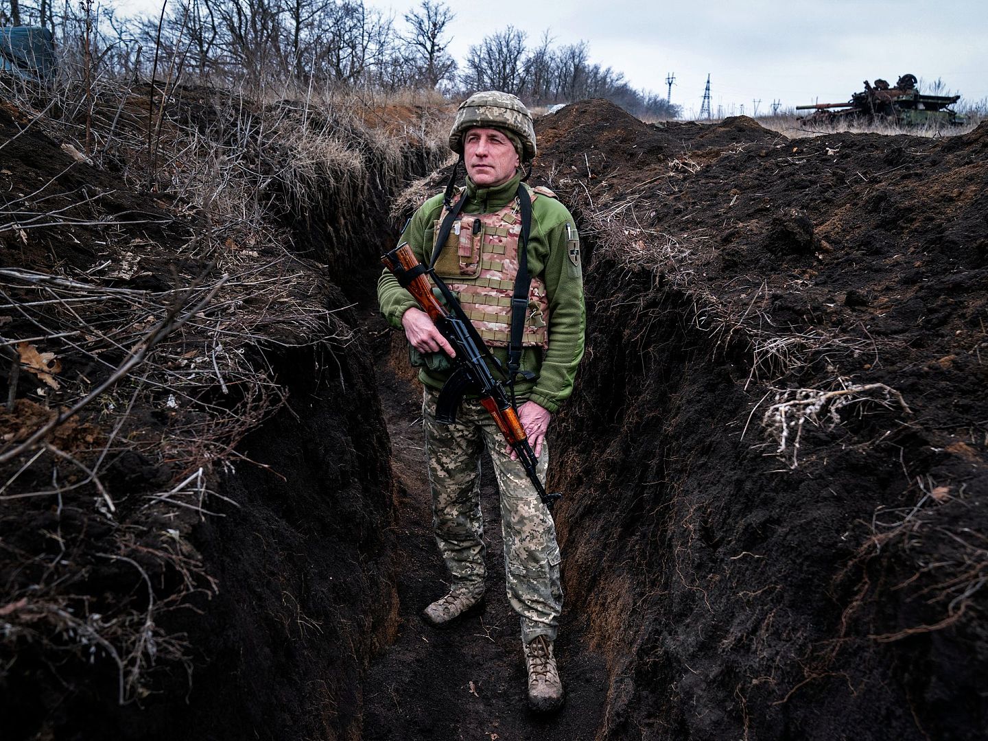 2021年3月5日，乌克兰东部基辅以东的克拉斯诺霍里夫卡镇，一名乌克兰军人站在自己的岗位上，他要求仅以他的呼号“克拉姆”来说明他的身份。(AP)
