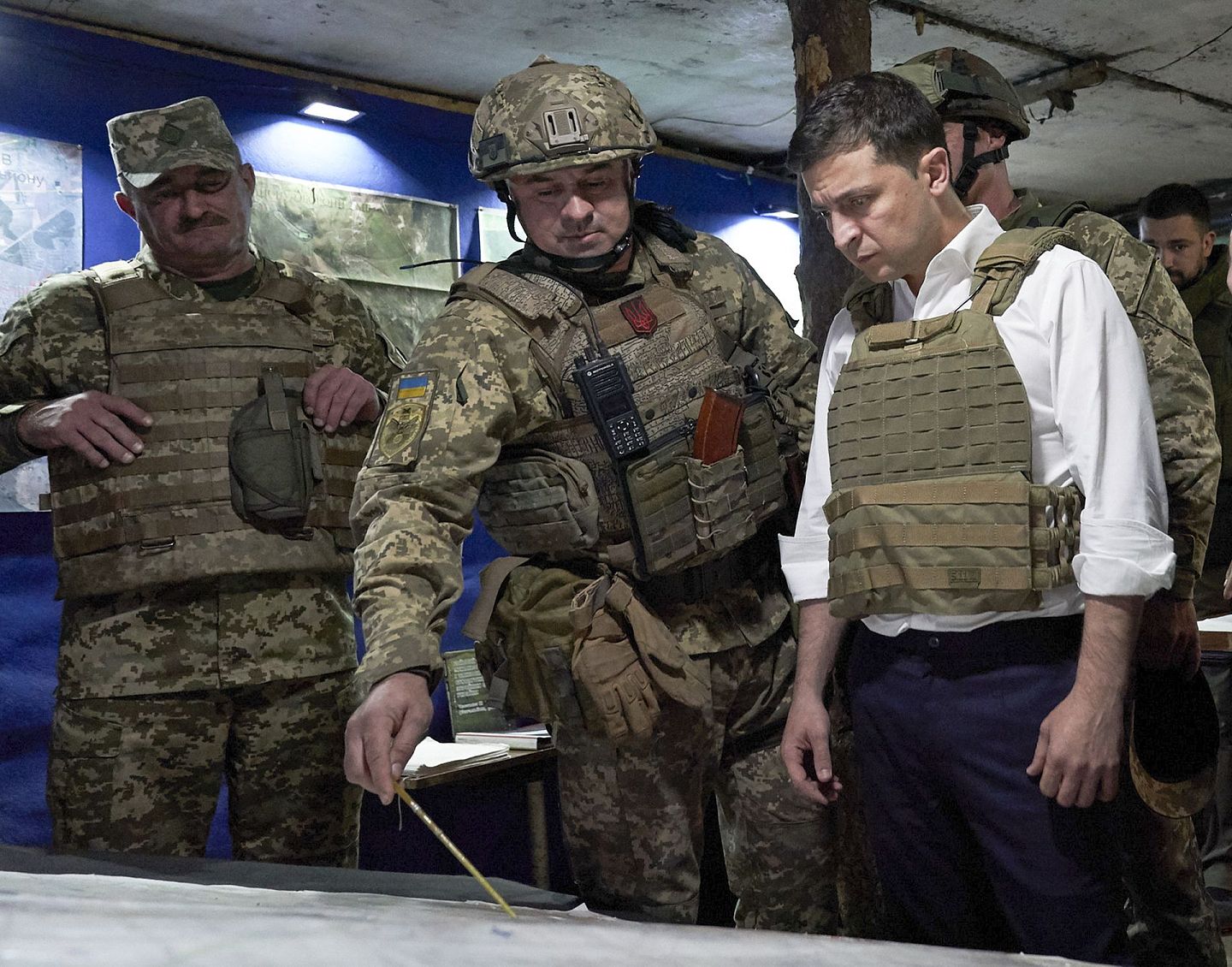 2019年10月14日，乌克兰总统泽伦斯基(右)正在视察乌克兰东部顿涅茨克地区的一名军人。(AP)