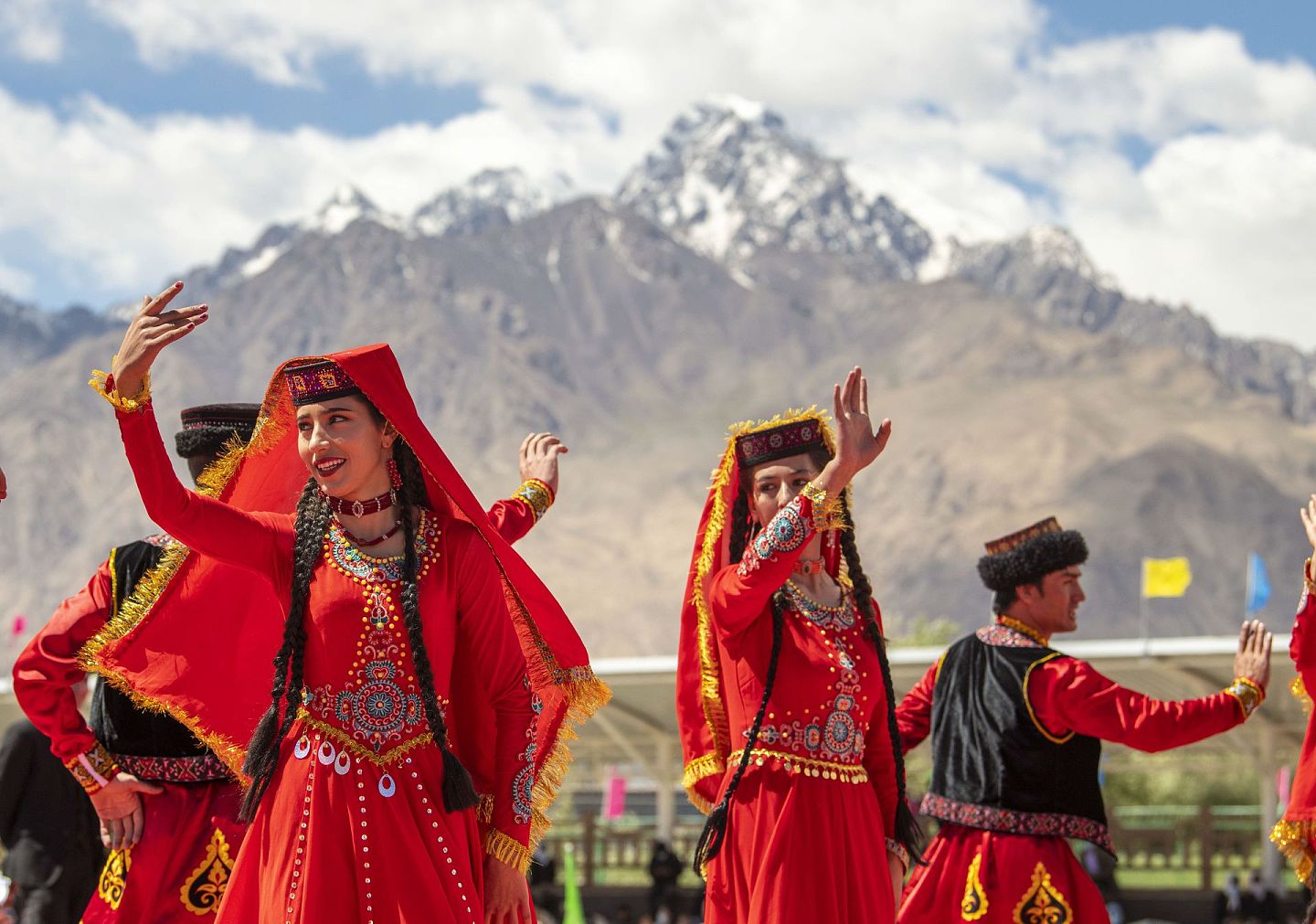 2020年6月25日，歌舞演员在新疆喀什地区塔什库尔干塔吉克自治县的端午节群众文体活动上表演。（新华社）
