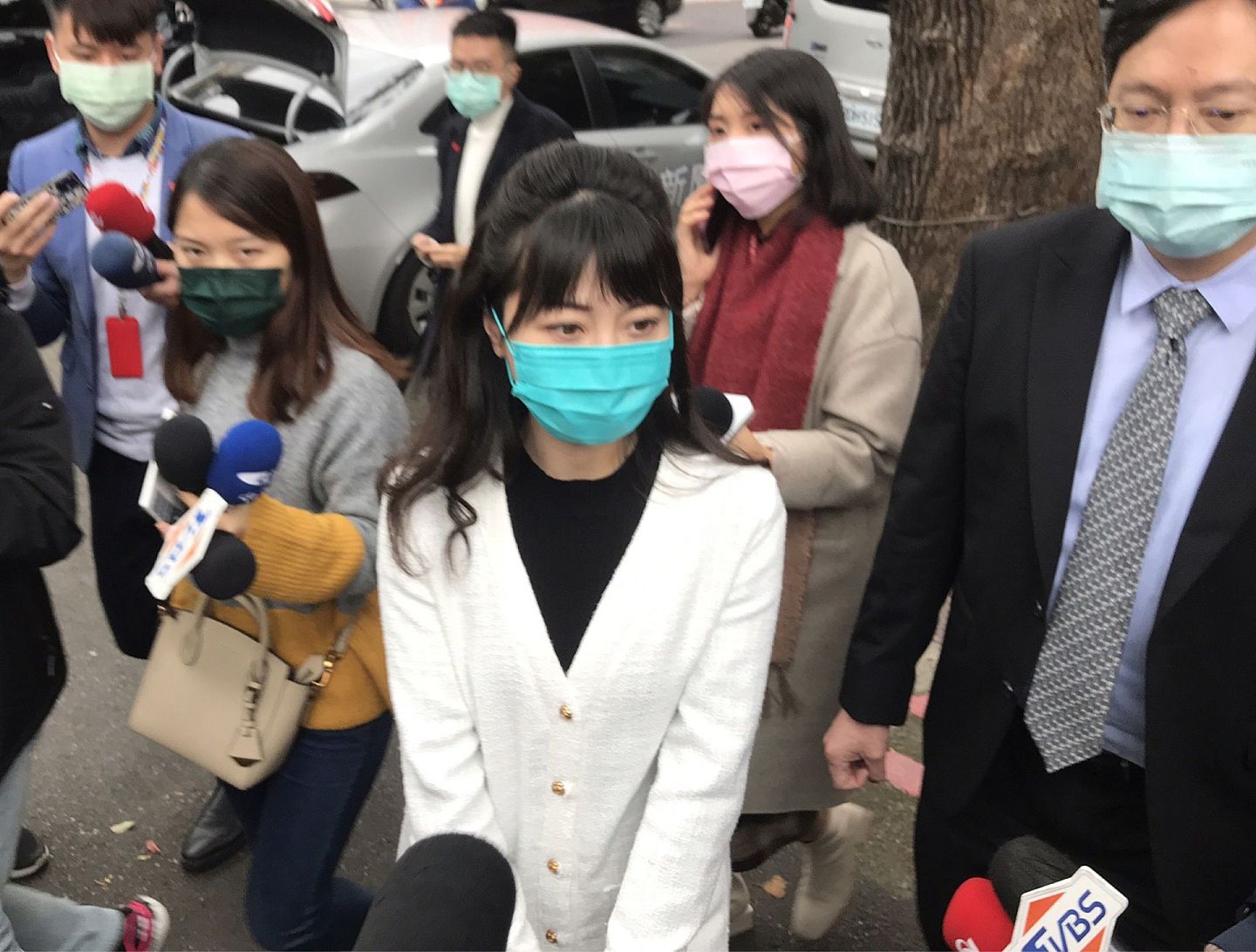 台湾民进党立委高嘉瑜（前右二）遭男友施暴，她12月1日上午现身台湾立法院举行记者会，亲自对外说明。（中央社）