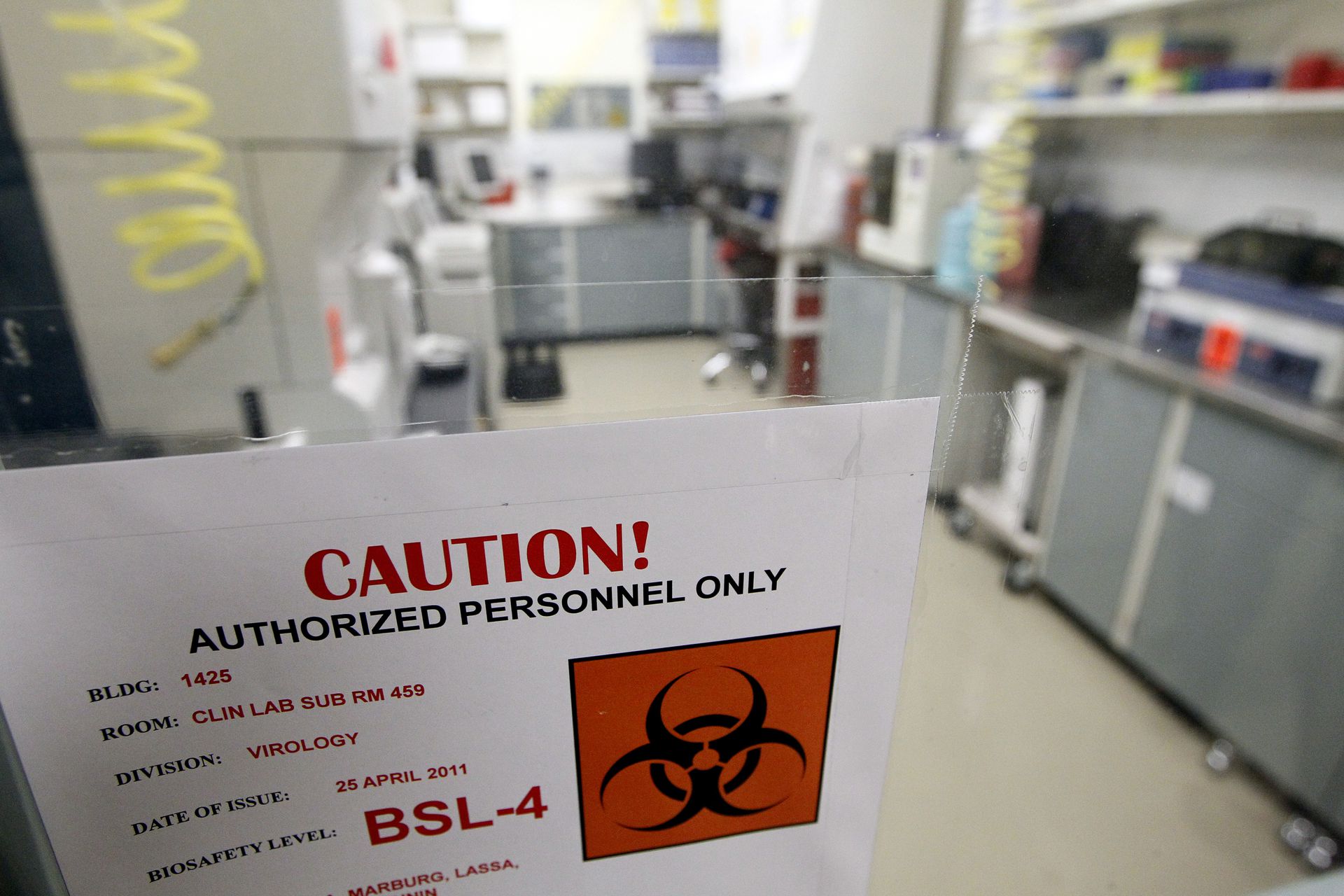 2011年8月10日，美国马里兰州德特里克堡的美国陆军传染病研究所生物安全4级实验室的门上贴着一块警示牌子。（AP）