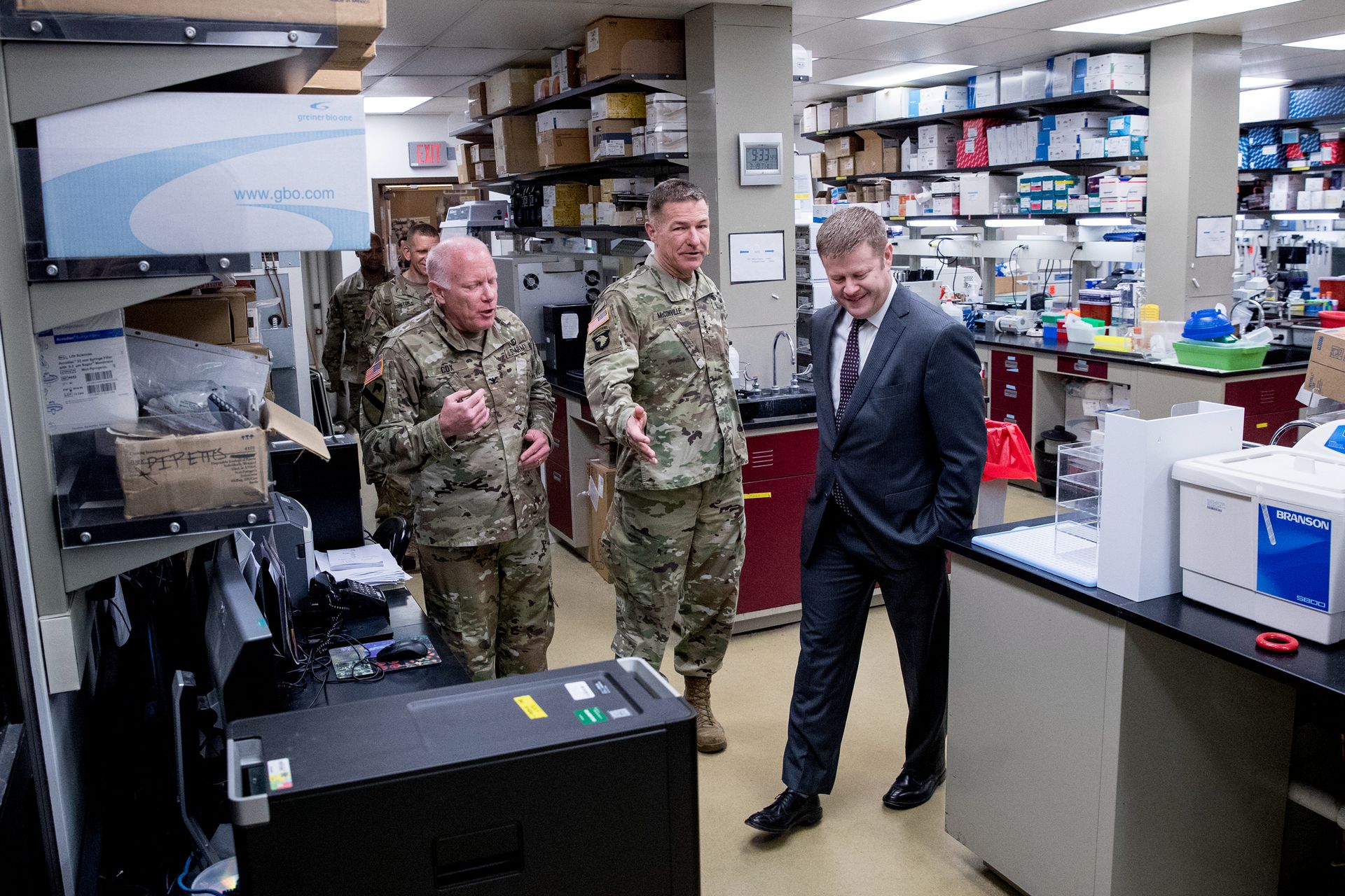 美国陆军高官参观位于美国德特里克堡的美国陆军医学研究与发展司令部的实验室。（AP）