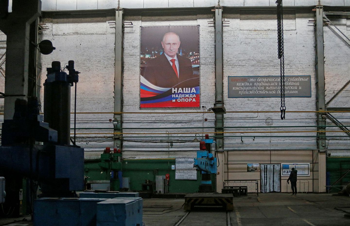 图为11月21日，顿巴斯区域亲俄份子一方，建筑物贴有支持普京的海报。（Reuters）