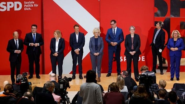德国社民党新政府成员亮相柏林。