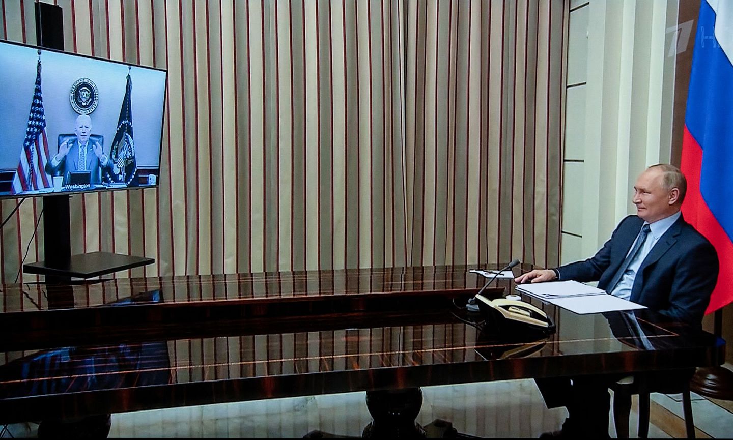图为12月7日，俄罗斯总统普京正在与拜登举行视像会议。（Reuters）