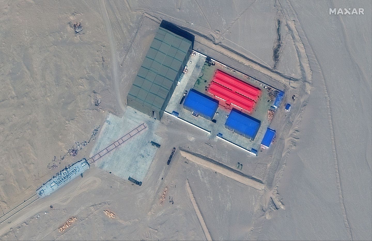 卫星图片显示，2021年10月7日，中国新疆若羌的一个铁路终点站和仓库。（Reuters）