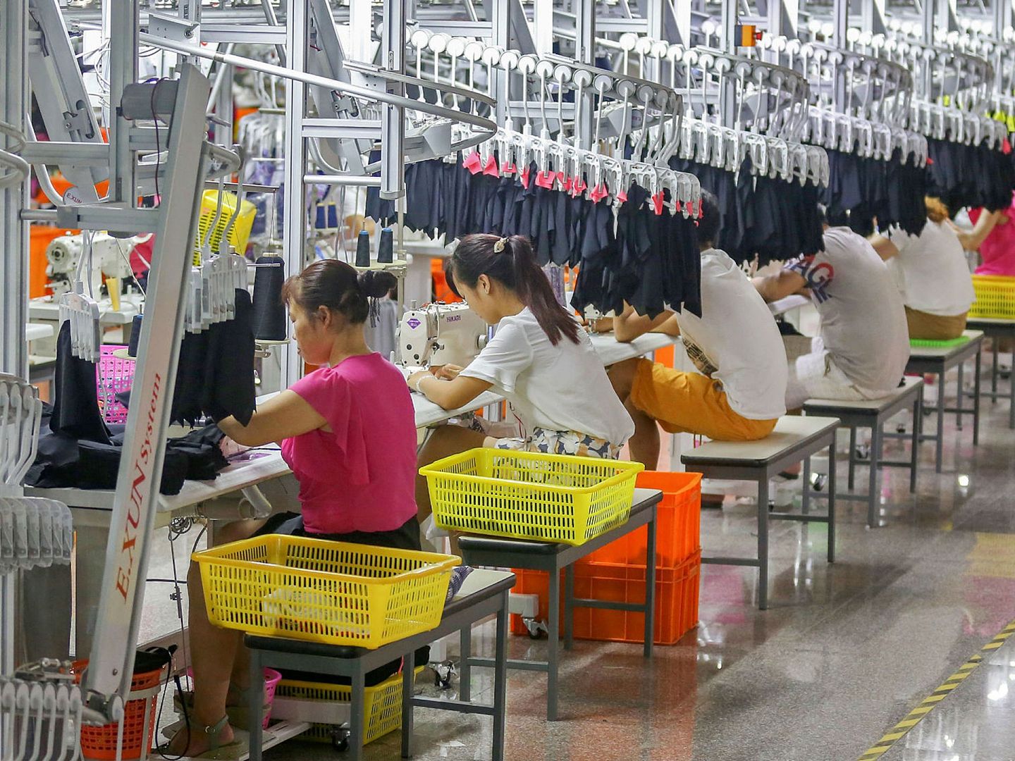 中国仍处在发展的关键阶段，保持中高速发展对中国摆脱中等收入陷阱，成功迈进发达国家的门槛十分重要，图为福建晋江的服装生产工厂。（AFP）