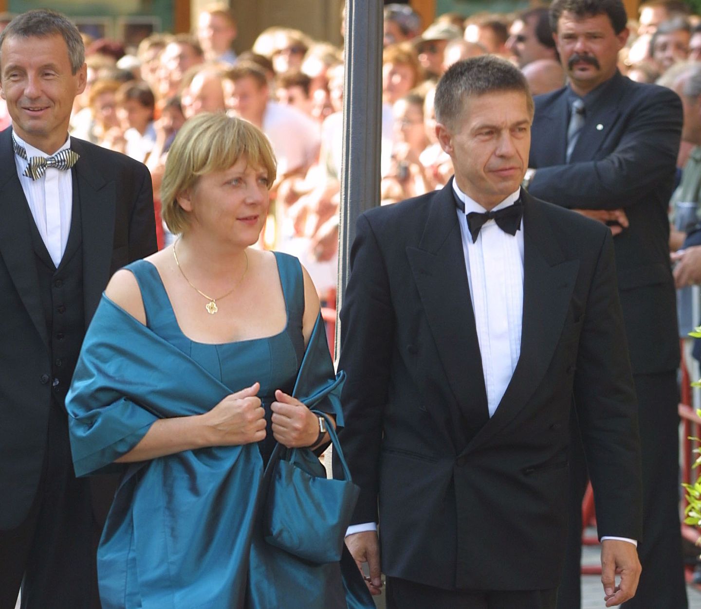 2003年与友人出席拜鲁特音乐节（Bayreuther Festspiele）的默克尔。（Getty Images）