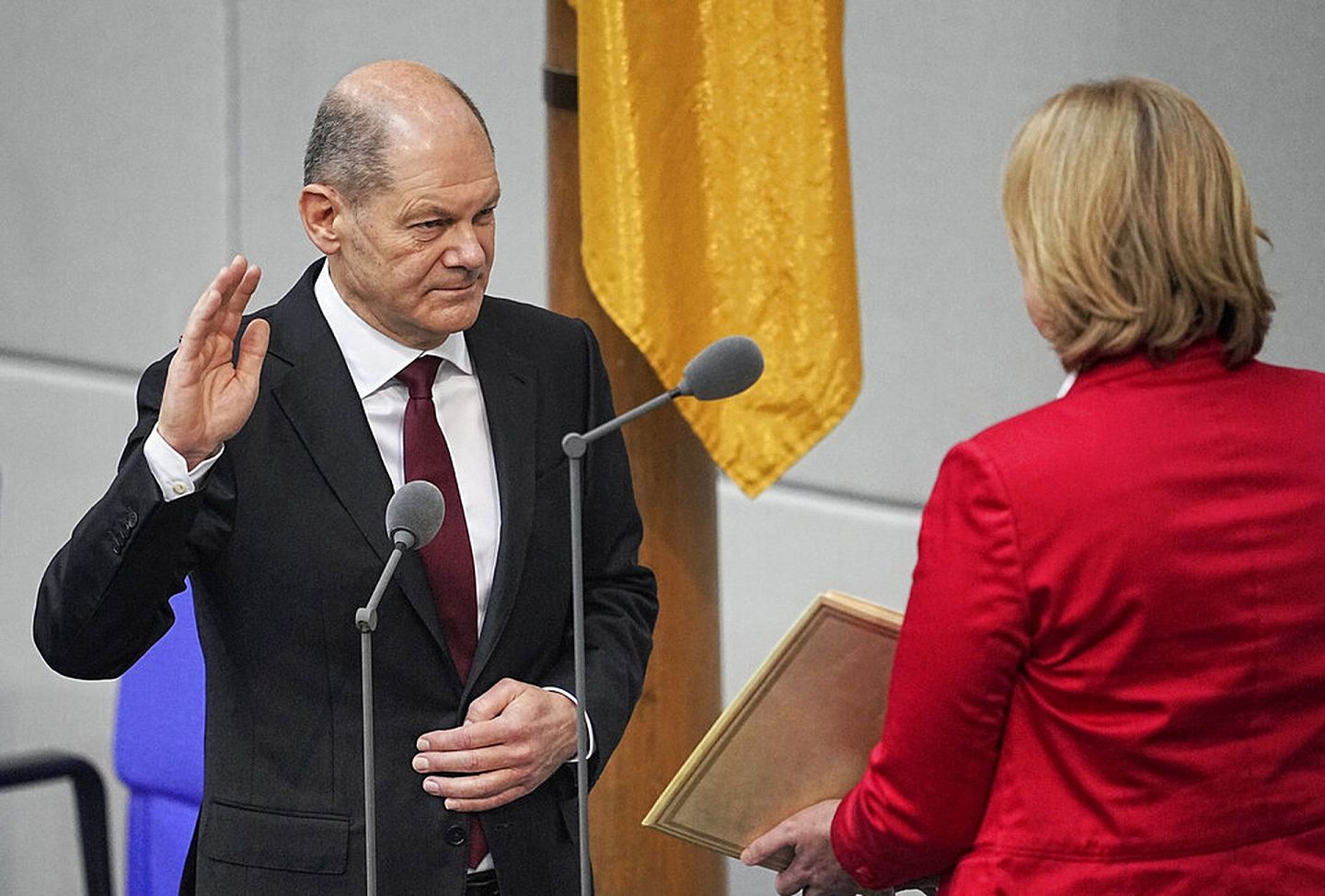 12月8日，社民党的萧尔茨正式宣誓就职德国总理。（AP）