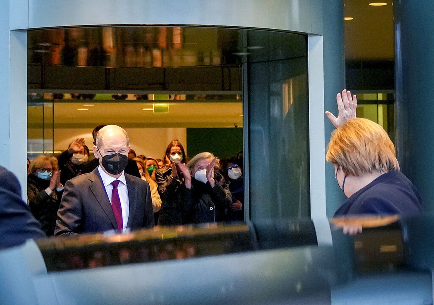 12月8日，卸任后的默克尔离开妣理府，挥手向新任总理萧尔茨（Olaf Scholz）告别。（AP）