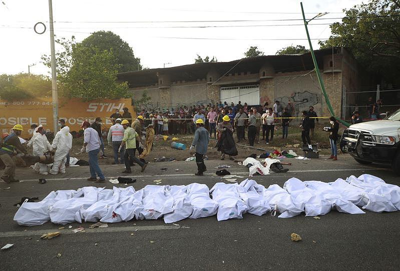 墨西哥南部发生货车翻覆意外，造成至少49死、58伤。（美联社）