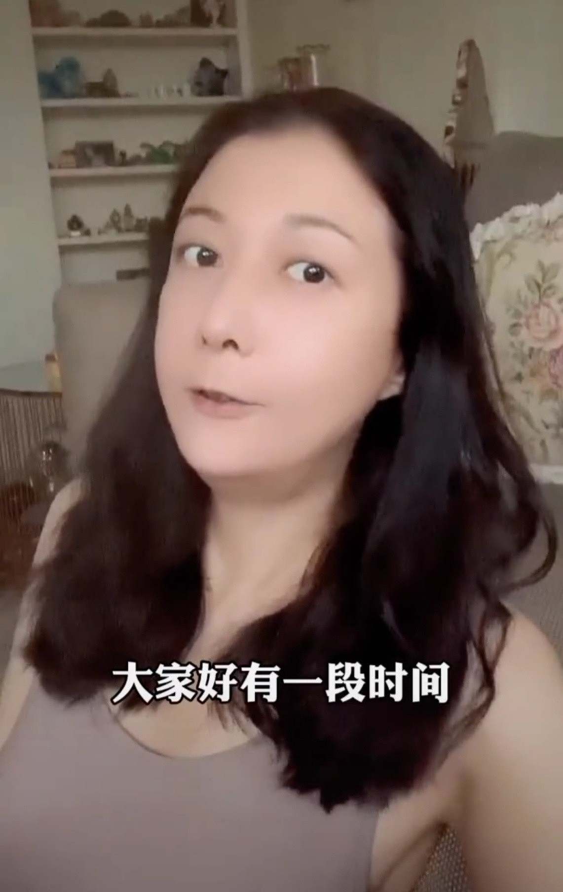 48岁吴绮莉晒近况，脸部僵硬稍显臃肿，曾曝女儿在国外借钱生活