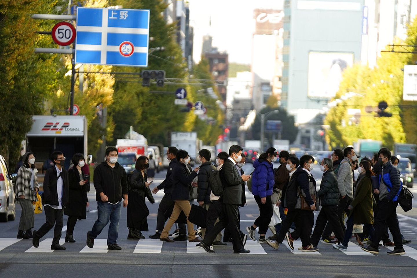 日本新冠肺炎疫情：图为12月3日，行人在东京街头过马路。（AP）