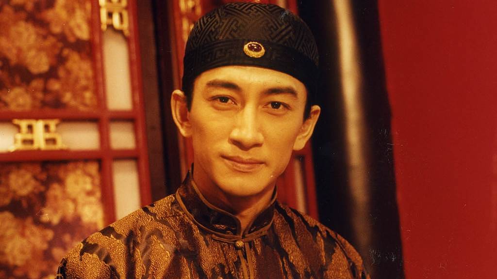 香港男星吴启华过去曾演出多部影视作品身价暴涨，但家产最后却遭到小21岁的妻子败光。 （图／嘉通提供）