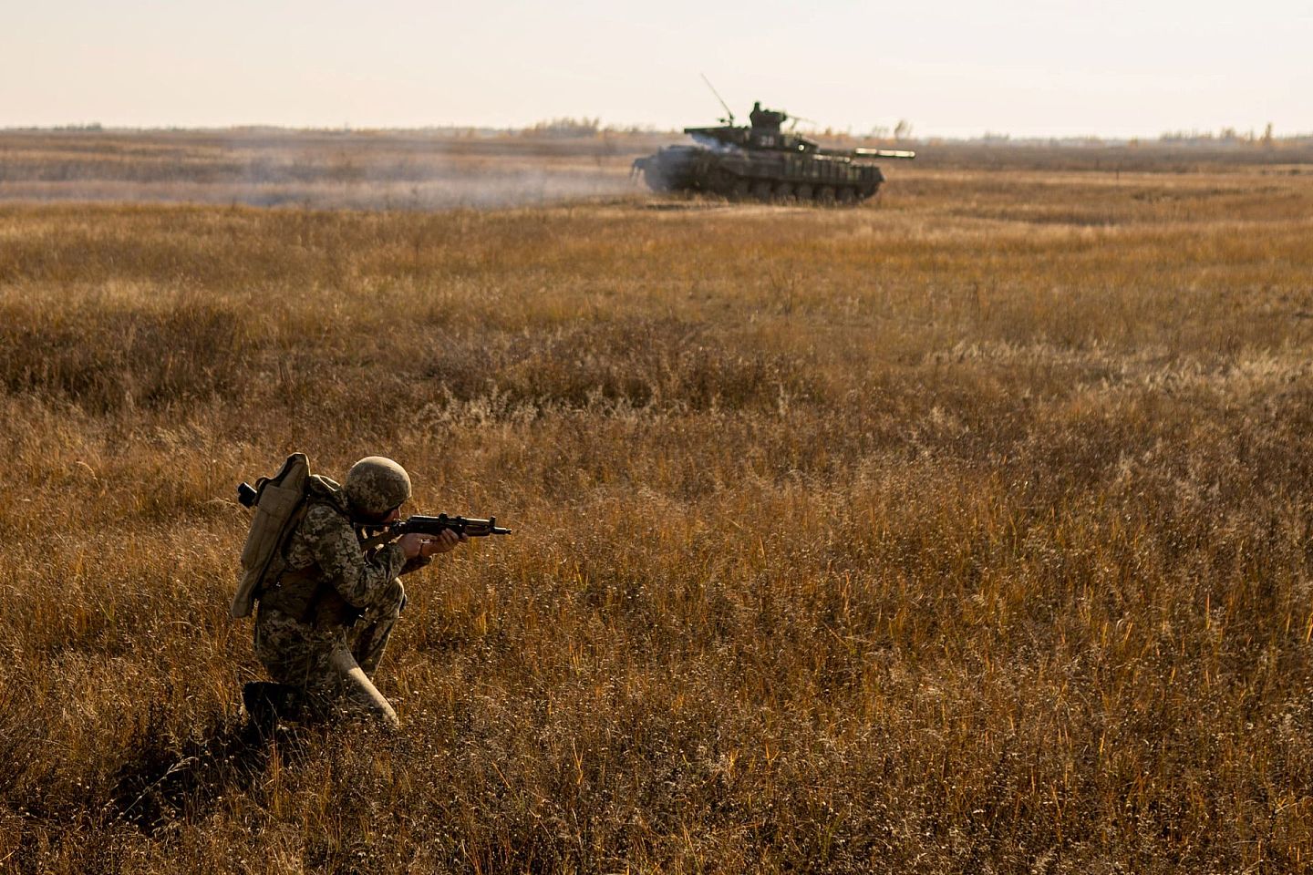 乌军在11月下旬于克里米亚附近展开过步坦协同的演习，以此展示夺回被“俄罗斯侵略领土”的决心。（路透社）