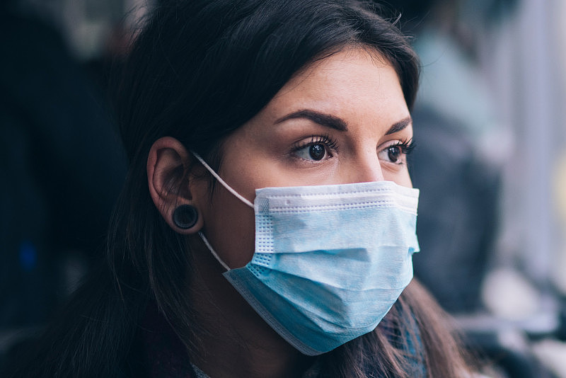 woman wearing medical mask.jpg,0