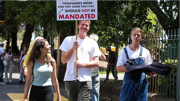 千人涌入悉尼CBD抗议！举横幅喊口号，反对强制接种（组图） - 3