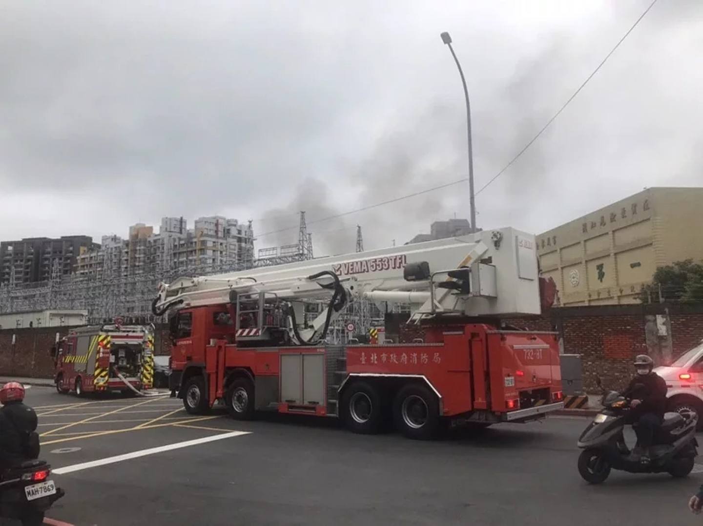 台北万隆变电所传出爆炸声和浓烟。 （联合新闻网）