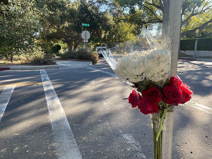 巴沙迪那街道联盟在车祸现场插花悼念刘洋洋。（Pasadena Complete ...