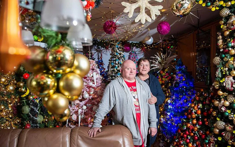 傑洛敏夫婦在家中擺設了444棵聖誕樹，連續好幾年榮獲RID世界紀錄頒發認證。