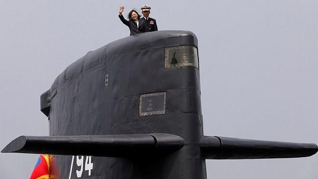 台湾总统蔡英文在访问高雄海军基地期间登上“海龙级”潜艇（SS-794）（2017年3月21日资料照片）。