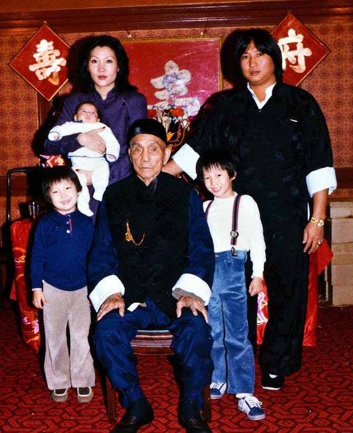 洪天明晒父亲洪金宝年轻时的旧照片，被提到范丞丞，他选择忽视（组图） - 1