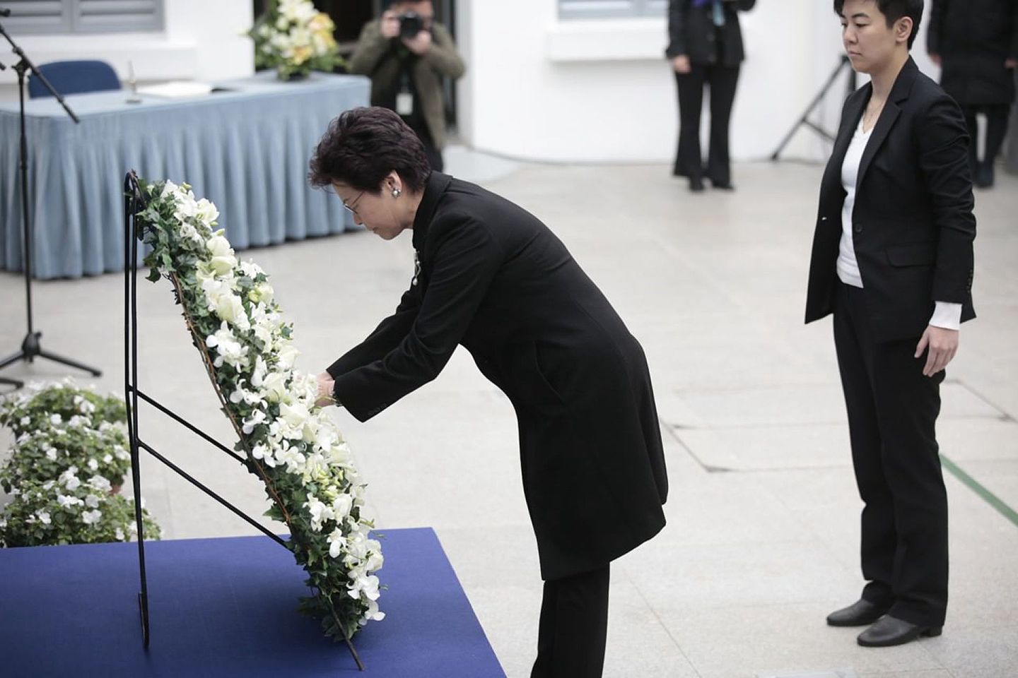 2017年南京大屠杀80周年时，林郑月娥等出席。（HK01）