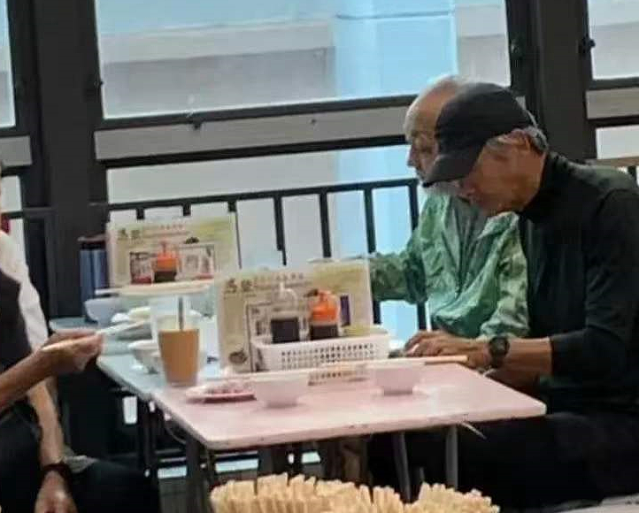 66岁周润发现身小吃店，一头白发又高又瘦，桌上仅有一碗平价汤面（组图） - 5