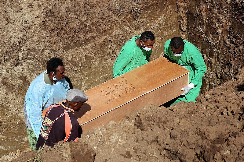 巴布亚纽几内亚民众8日埋葬感染新冠肺炎死者。 法新社