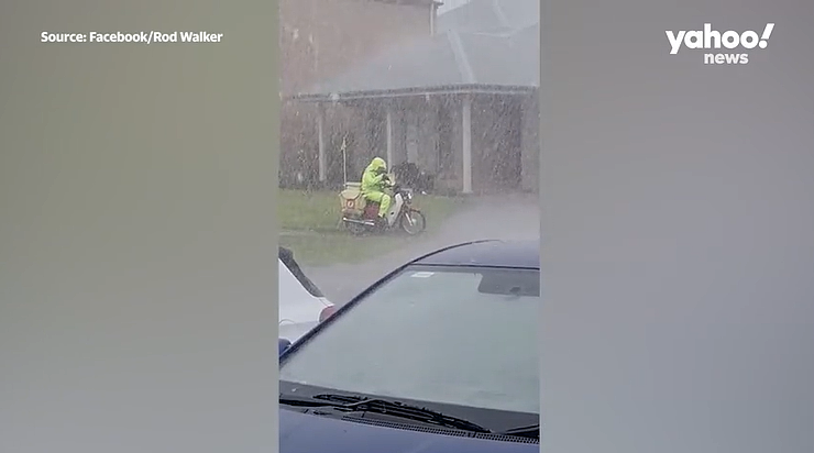 澳邮递员冒雨送快递走红！被称“本月最佳员工”，网友喊话：给他换车、加薪（组图） - 2