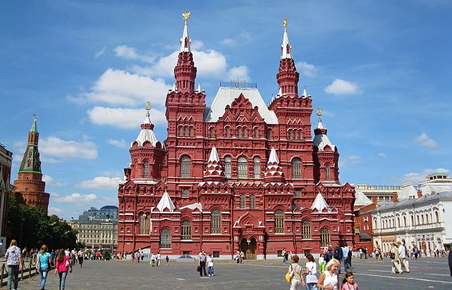 无下限！俄男子竟欲将自己的生殖器钉在红场，莫斯科警方深夜出动
