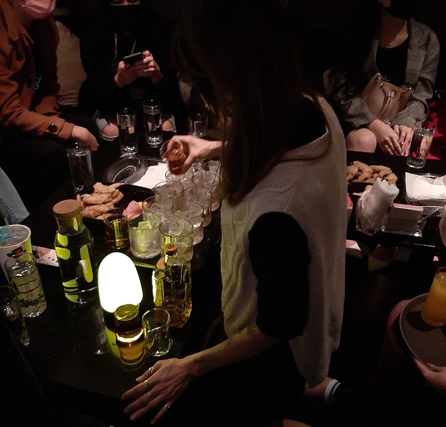 条通日式酒吧“Bar nine vip”内景，小姐正在调酒。（祁宾鸿／多维新闻）