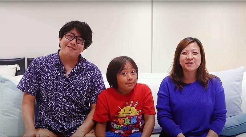 10岁亚裔男孩卡吉莱恩(中)连3年蝉联最赚钱YouTuber。(撷自YouTube影片)