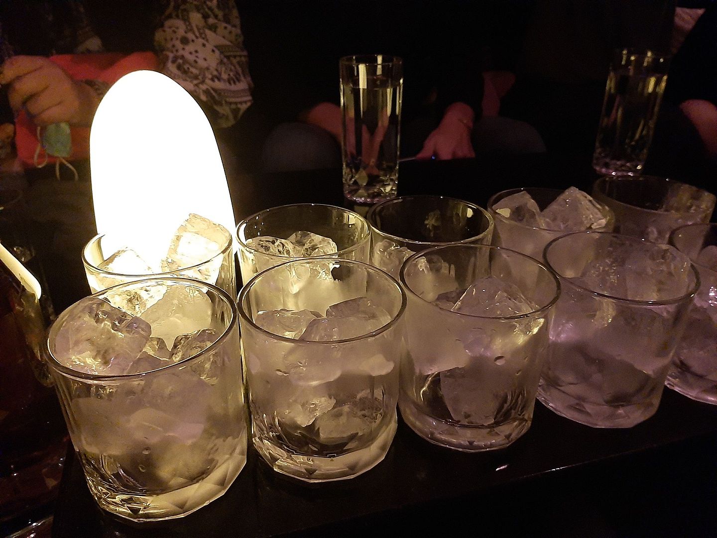 条通日式酒吧“Bar nine vip”内景，装满冰块的酒杯。（祁宾鸿／多维新闻）