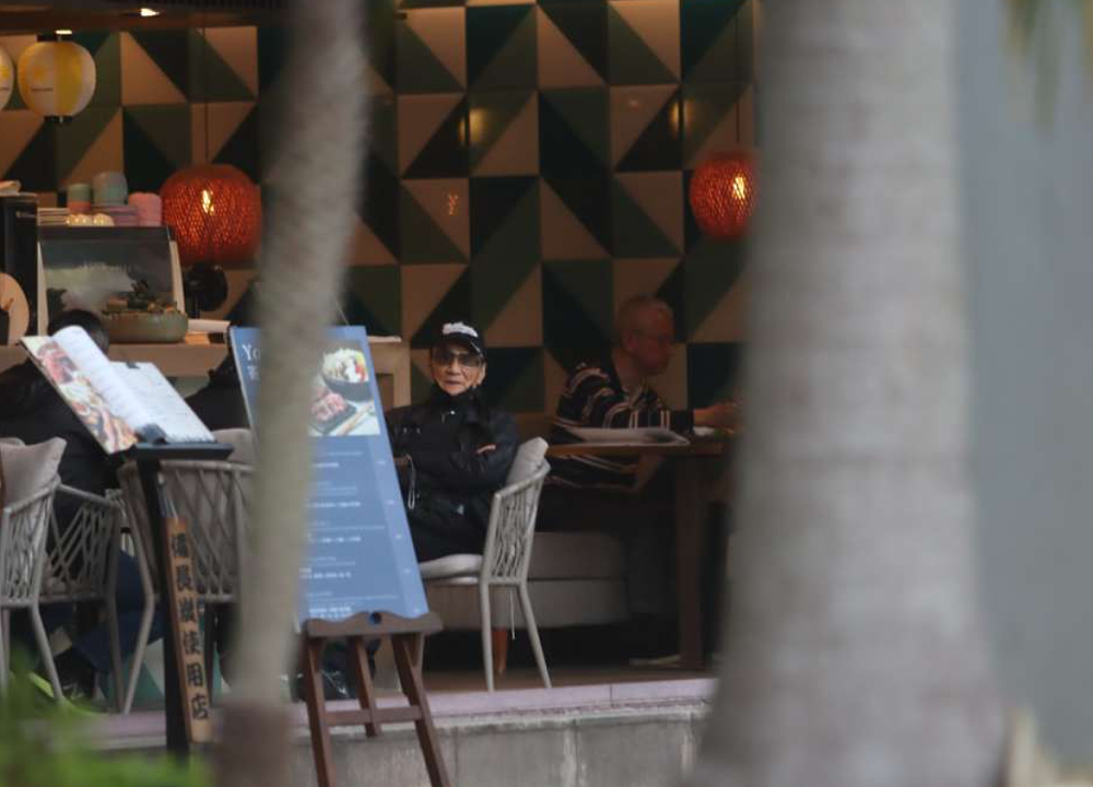 85岁谢贤逛街喝咖啡享受退休生活，拄着拐杖走进餐厅时差点跌倒（组图） - 5