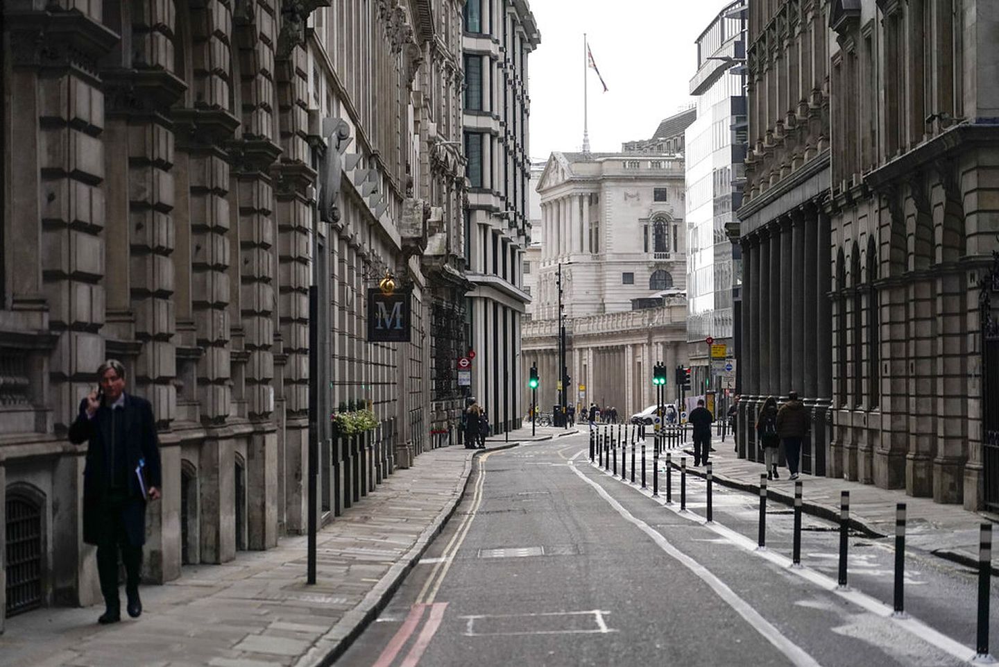 图为2021年12月13日，一名男子走在伦敦接近空无一人的金融区街道上。（AP）