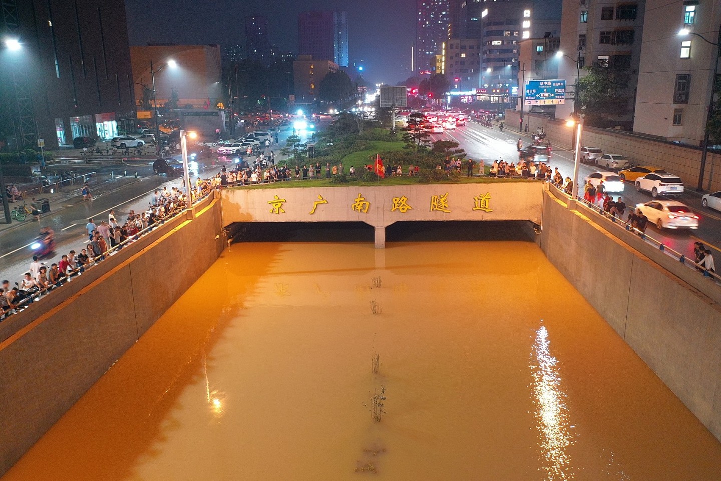 河南郑州暴雨，京广路隧道5分钟淹平。 （图／CFP）