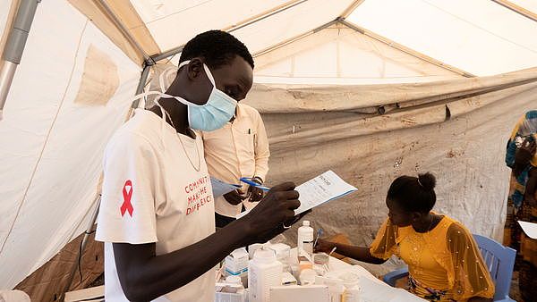 ▲▼南苏丹小镇中，由无国界医生组织设立的临时诊所。 （图／路透）