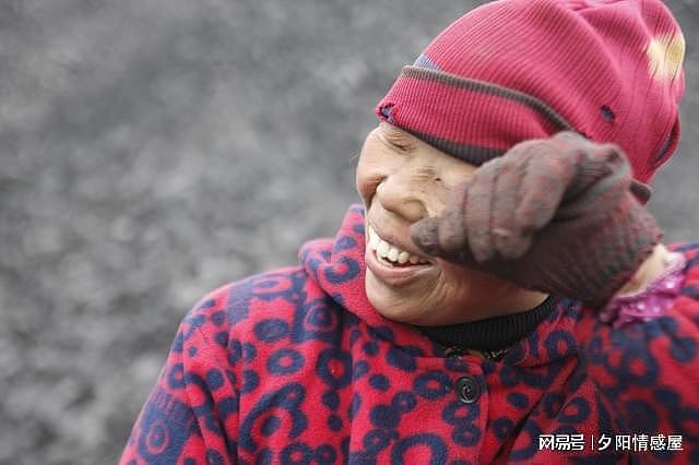 53岁中国大妈在山坡上做情色交易，竟是老伴在山脚揽客，还随等待客人围观（组图） - 3