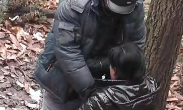 53岁中国大妈在山坡上做情色交易，竟是老伴在山脚揽客，还随等待客人围观（组图） - 13