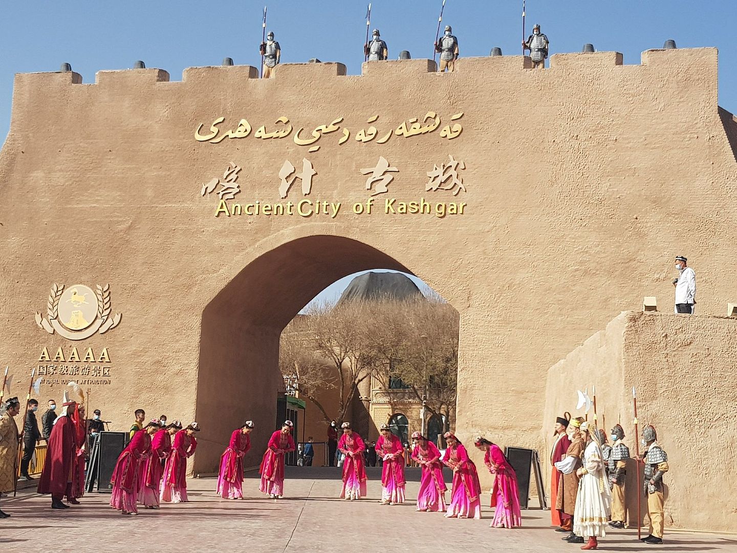 2021年4月1日，新疆民众参加喀什古城的开城仪式。（Twitter@PakAmbChina）