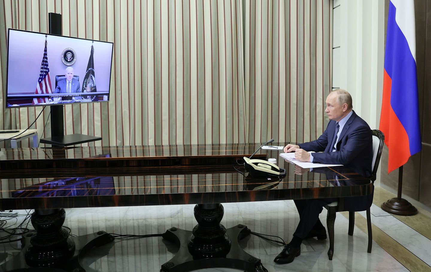 12月7日普丁与拜登视频会议上，拜登警告警告对乌克兰大军压境的俄国不得轻举妄动。（Reuters）